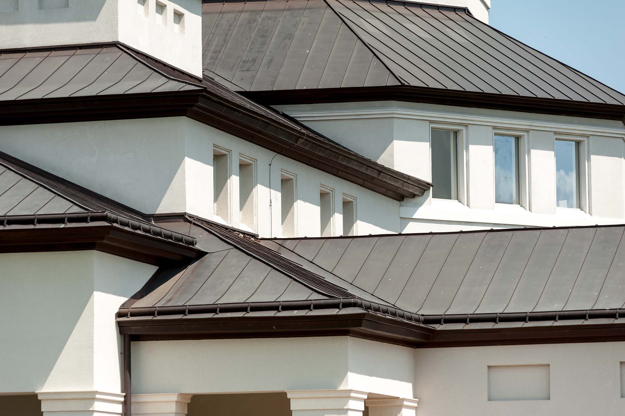 A metal roof on a new home